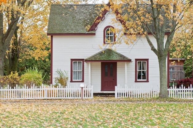 Foto weiß-rotes holzhaus mit zaun foto