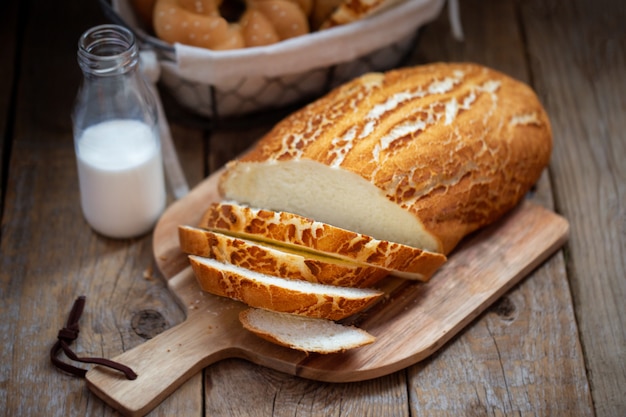 Weißbrot auf einem Holzbrett. Das Brot in der Bäckerei ist gerade aus dem Ofen gekommen. Frisches Backen auf einem Holztisch.