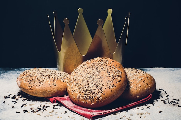 Weißbrot auf einem weißen Holzhintergrund.