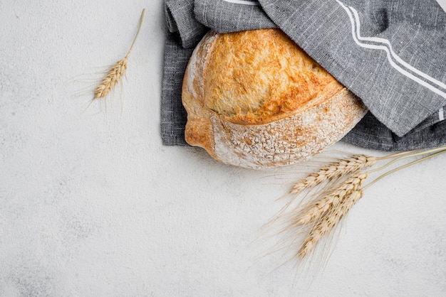 Weißbrot eingewickelt im blauen Küchenstoff