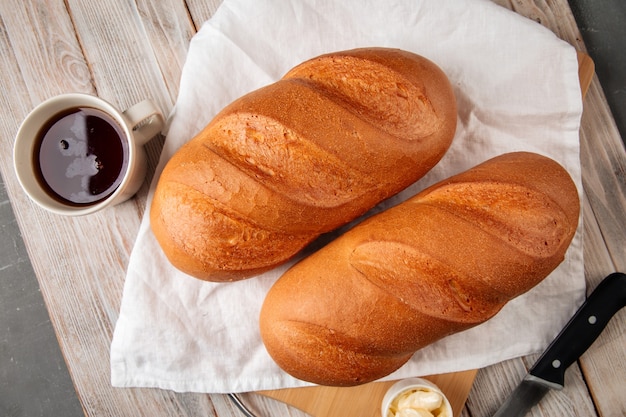 Weißbrot mit Butter und Kaffee