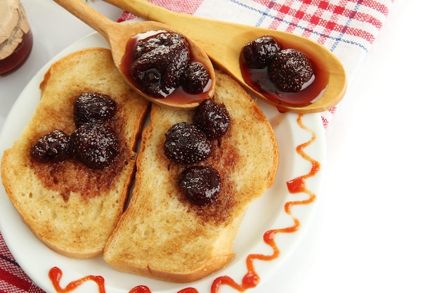 Weißbrot-Toast mit Marmelade auf Platte, isoliert auf weiss