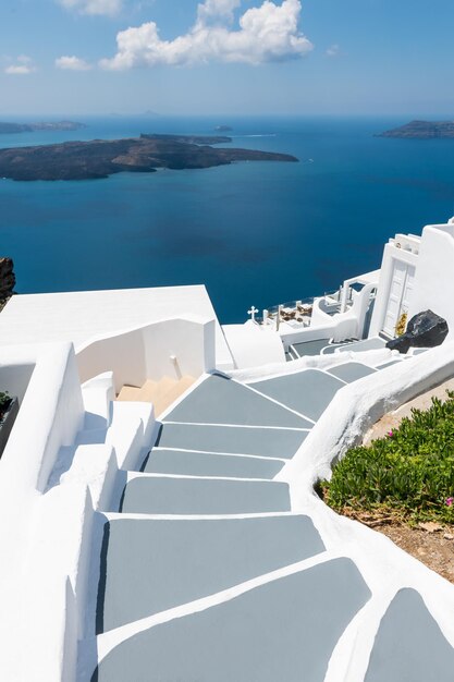 Weiße Architektur auf der Insel Santorini, Griechenland. Blaues Meer und blauer Himmel mit Wolken