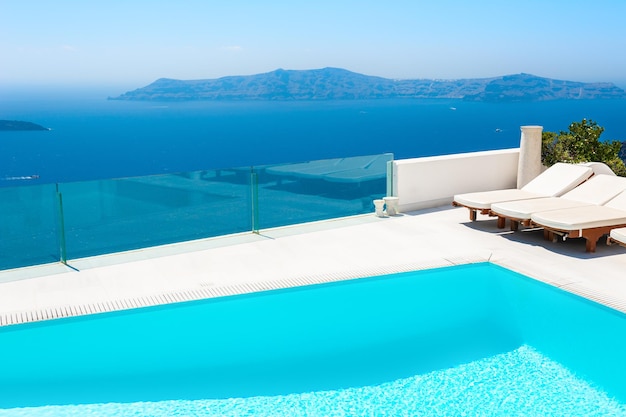 Weiße Architektur auf der Insel Santorini, Griechenland. Luxus-Swimmingpool mit Meerblick. Berühmtes Reiseziel