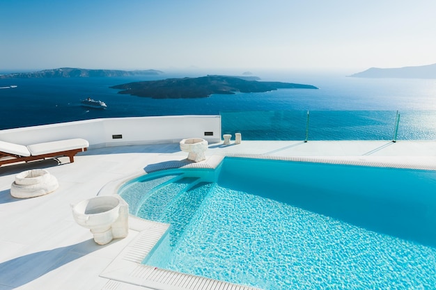 Weiße Architektur auf der Insel Santorini Griechenland Luxus-Swimmingpool mit Meerblick Reisen und Urlaub