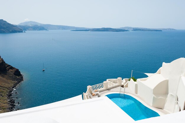 Weiße Architektur auf der Insel Santorini, Griechenland. Schöne Landschaft, Meerblick