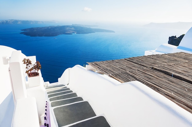 Weiße Architektur auf der Insel Santorini, Griechenland. Schöne Landschaft, Meerblick.