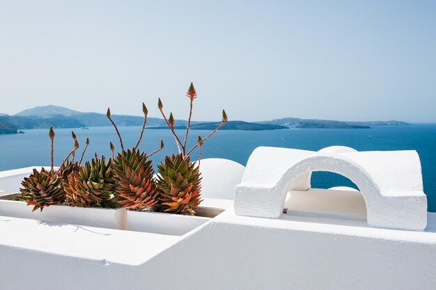 Weiße Architektur auf der Insel Santorini, Griechenland. Schöne Landschaft mit Meerblick. Selektiver Fokus