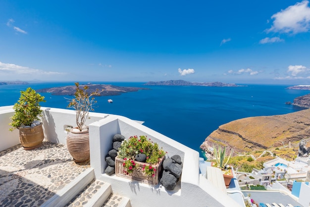Weiße Architektur auf der Insel Santorini, Griechenland. Schöne Sommerlandschaft, Meerblick. Erstaunliche Szene