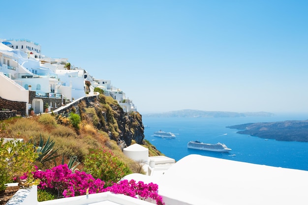 Weiße Architektur auf der Insel Santorini, Griechenland. Schöne Sommerlandschaft, Meerblick.