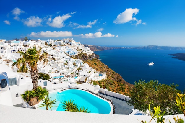 Weiße Architektur auf der Insel Santorini, Griechenland. Schöne Sommerlandschaft, Meerblick.