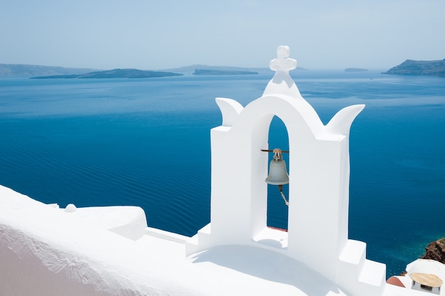 Weiße Architektur auf der Insel Santorini, Griechenland. Schöne Sommerlandschaft, Meerblick.