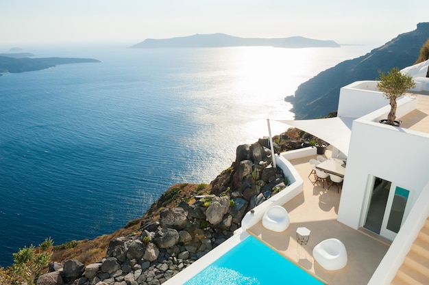 Weiße Architektur auf der Insel Santorini, Griechenland. Schöne Sommerlandschaft, Meerblick.
