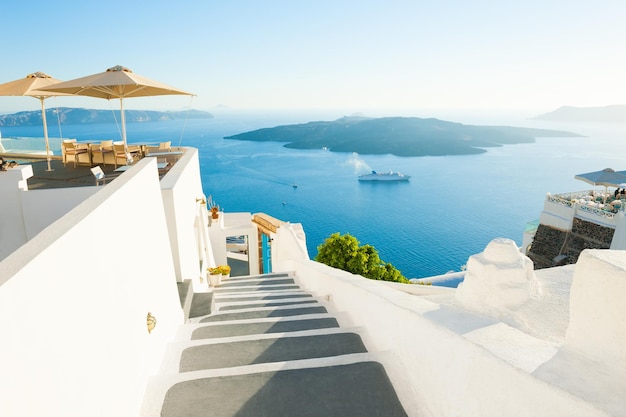 Weiße Architektur auf der Insel Santorini, Griechenland. Schöne Sommerlandschaft, Meerblick.