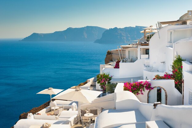 Weiße Architektur auf der Insel Santorini, Griechenland. Sommerlandschaft, Meerblick. Berühmtes Reiseziel