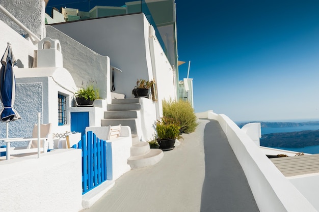 Weiße Architektur auf der Insel Santorini, Griechenland. Sommerlandschaft, Meerblick. Berühmtes Reiseziel