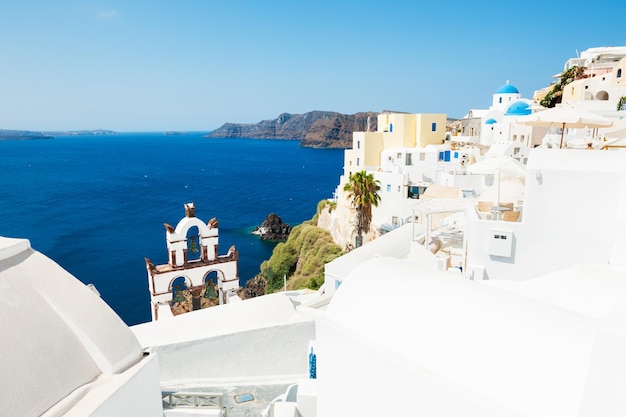 Weiße Architektur auf der Insel Santorini, Griechenland. Sommerlandschaft, Meerblick