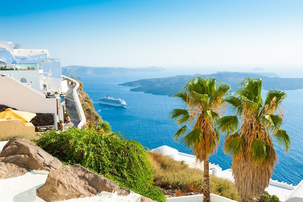 Weiße Architektur auf der Insel Santorini, Griechenland. Sommerlandschaft mit Meerblick. Berühmtes Reiseziel