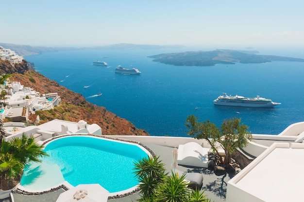 Weiße Architektur auf der Insel Santorini Griechenland Swimmingpool mit Meerblick