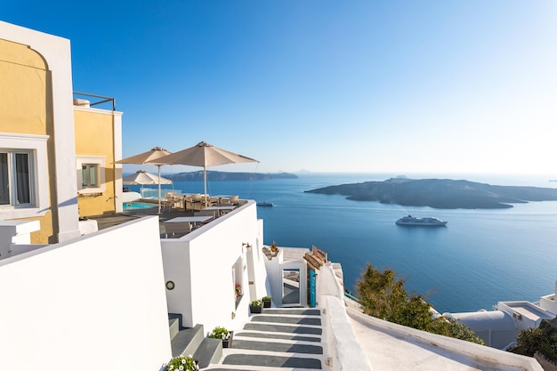 Weiße Architektur auf der Insel Santorini, Griechenland. Wunderschöne Landschaft mit Meerblick, Luxushotel