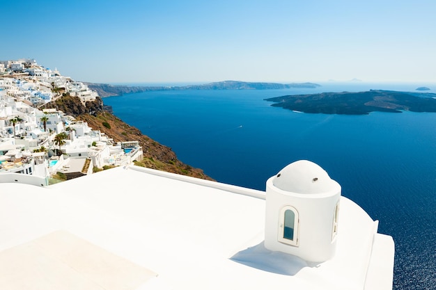 Weiße Architektur auf der Insel Santorini, Griechenland. Wunderschöne Landschaft mit Meerblick