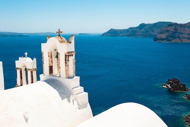 Weiße Architektur auf der Insel Santorini, Griechenland. Wunderschöne Landschaft mit Meerblick