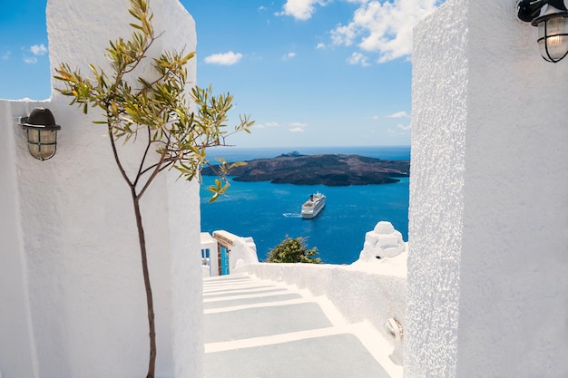 Weiße Architektur auf der Insel Santorini, Griechenland. Wunderschöne Landschaft mit Meerblick