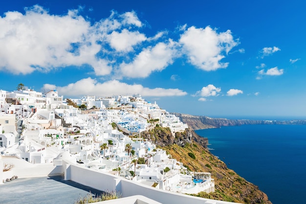 Weiße Architektur auf der Insel Santorini, Griechenland. Wunderschöne Landschaft mit Meerblick