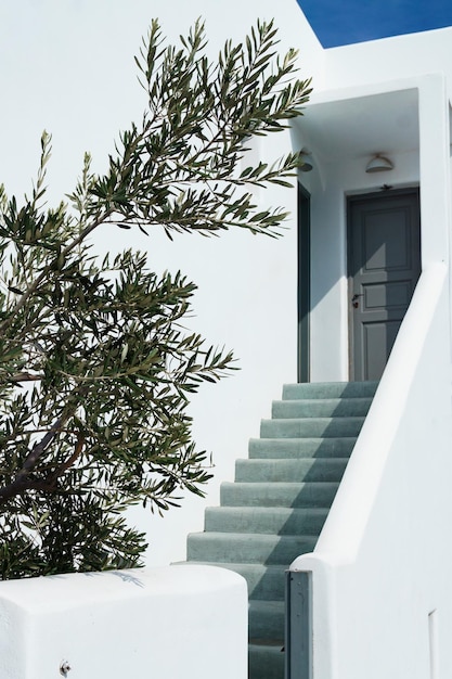 Weiße Architektur auf der Insel Santorini Kykladen Griechenland Weiße Gebäude mit grauen Türen und Fenstern