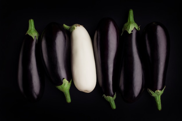 Foto weiße aubergine schwarze aubergine. konzept rassismus toleranz unterschied gleichgewicht