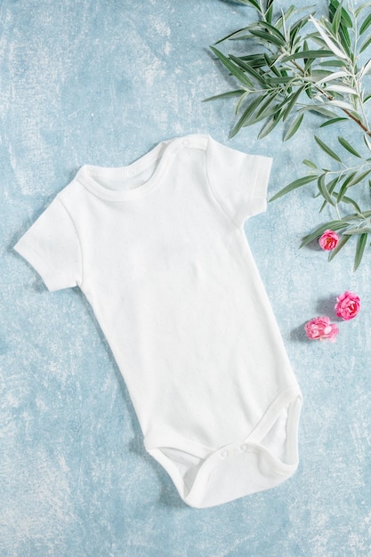 weiße babykleidung neugeborenes baby kostüm mockup