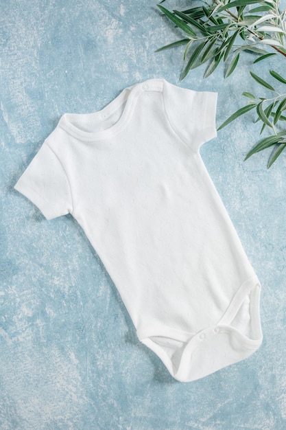 weiße babykleidung neugeborenes baby kostüm mockup