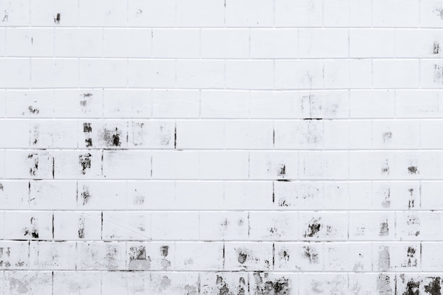 Weiße Backsteinmauer Textur Hintergrund. Alte weiße Backsteinmauer mit abblätternder Farbe. Leere alte Mauer. Home Außen- und Innendekorationskonzept.