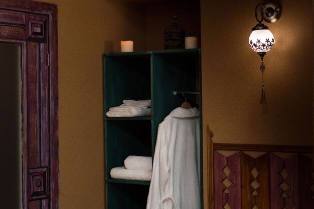 Weiße Bademäntel hängen im Kleiderschrank im Spa-Salon