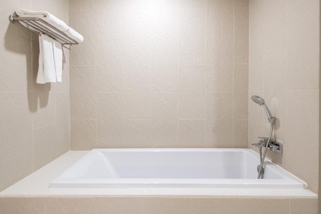 Weiße Badewanne im modernen Badezimmerinnendesign