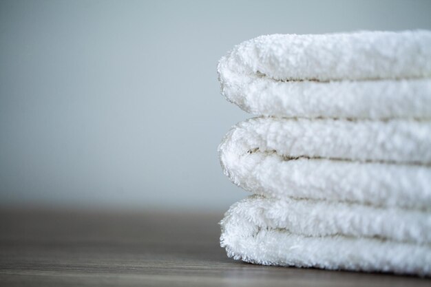Weiße Baumwollhandtücher im Spa-Badezimmer