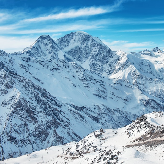 Weiße Berge im Schnee. Landschaft mit blauen Gipfeln