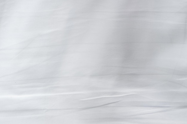 Weiße Bettwäsche Gradientenstruktur verschwommener Kurvenstil aus abstraktem LuxusgewebeGeknitterte Bettwäsche und dunkelgrauer Schattenhintergrund
