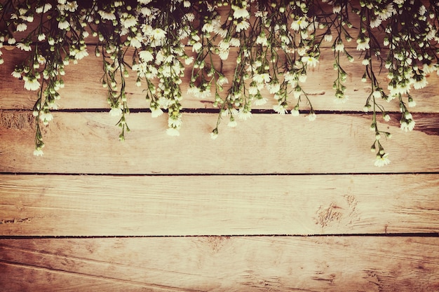 Weiße Blume auf Grunge Holz Bord Hintergrund mit Platz.