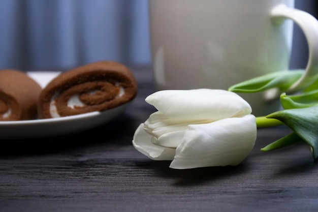 Weiße Blume mit Kaffee und Kuchen