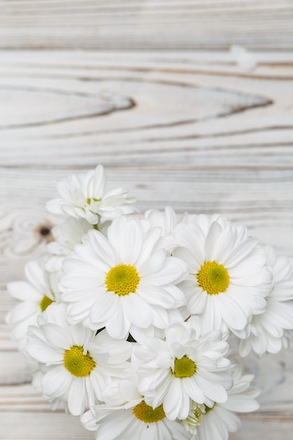 Weiße Blumen auf Holztisch