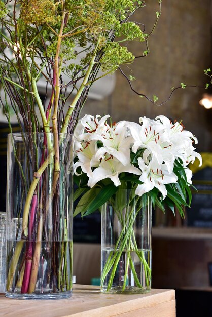 Foto weiße blumen in einer vase auf dem tisch