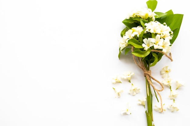 weiße Blumen Jasmin Arrangement im Postkartenstil