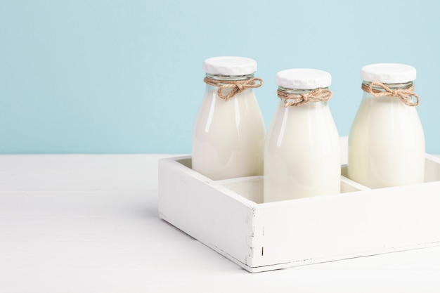 Weiße Box mit Flaschen Milch