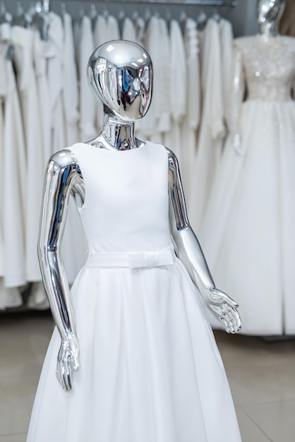 Weiße Brautkleider im modernen Brautladen-Showroom