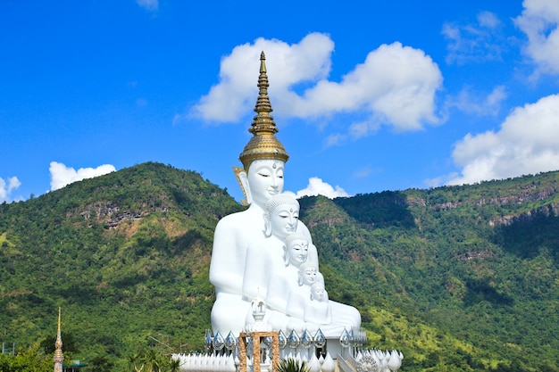 Weiße Buddha-Statue bei Phasornkaew-Tempel, Khao Kho Phetchabun, Thailand.