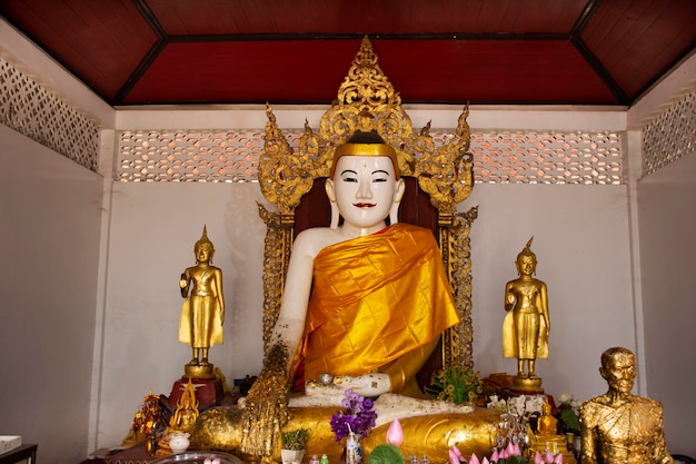 Weiße Buddha-Statue im Burma-Stil für Thailänder und ausländische Reisende besuchen und respektieren das Beten im Tempel Wat Phra That Doi Kong Mu in der Stadt Maehongson Hill Valley in Mae Hong Son Thailand