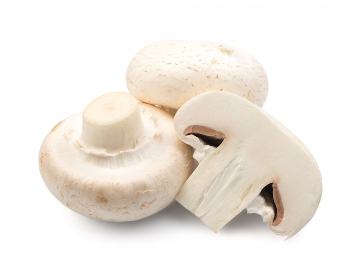 Foto weiße champignons isoliert. frische schöne pilze mit schnittpfad