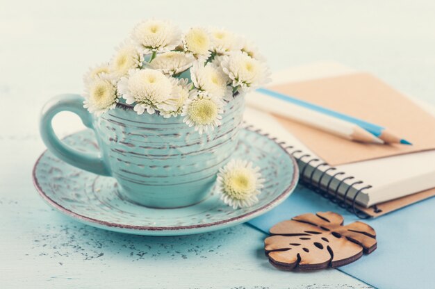 Weiße Chrysanthemenblumen in der Tasse