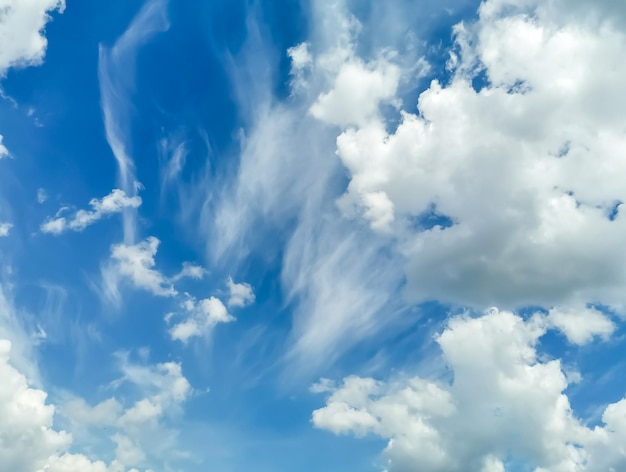 Weiße Cirrus- und Kumuluswolken am blauen Himmel Wunderschöner natürlicher magischer Luftraum